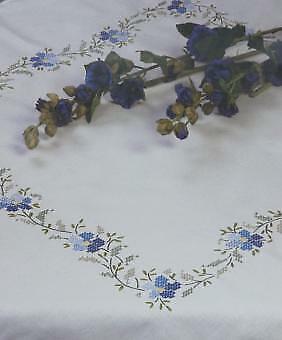 ELISA Stickpackung - Mitteldecke Blaue Blumen Kreuzstich 85x85cm