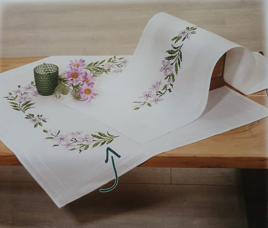 Duftin Stickpackung Mitteldecke Blumen Farbe flieder, Kreuzstich 80x80cm