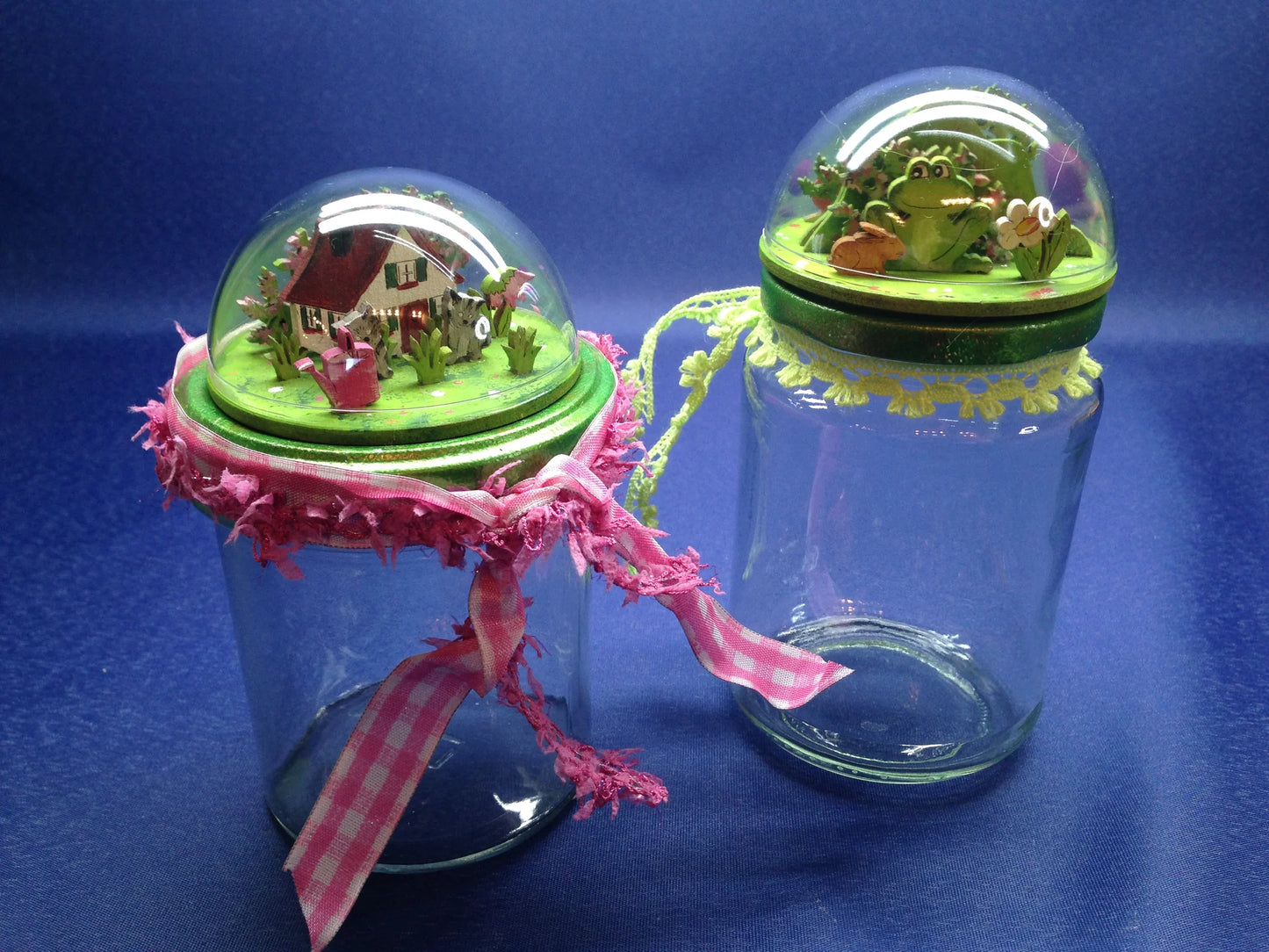 2 x Mini-Diorama aus Holz Haus und Frosch