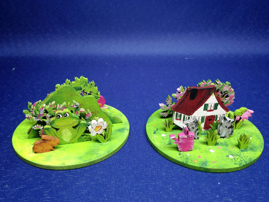 2 x Mini-Diorama aus Holz Haus und Frosch