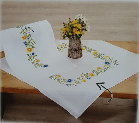 Duftin Stickpackung Mitteldecke blaue und gelbe Blumen, Platt-Stielstich, 80x80cm