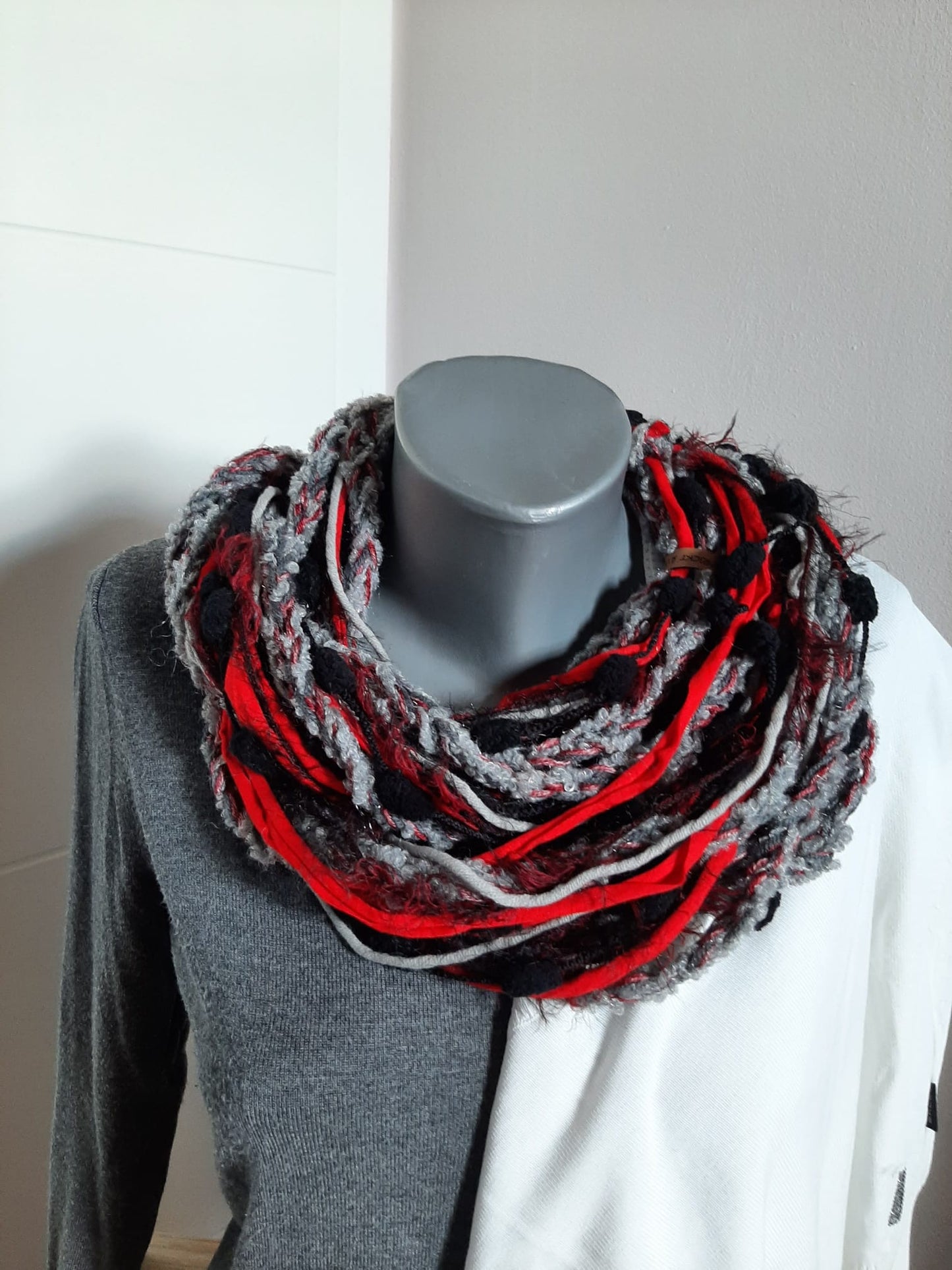 Loop-Schal Roter Mond, handgeknüpft Wintervariante