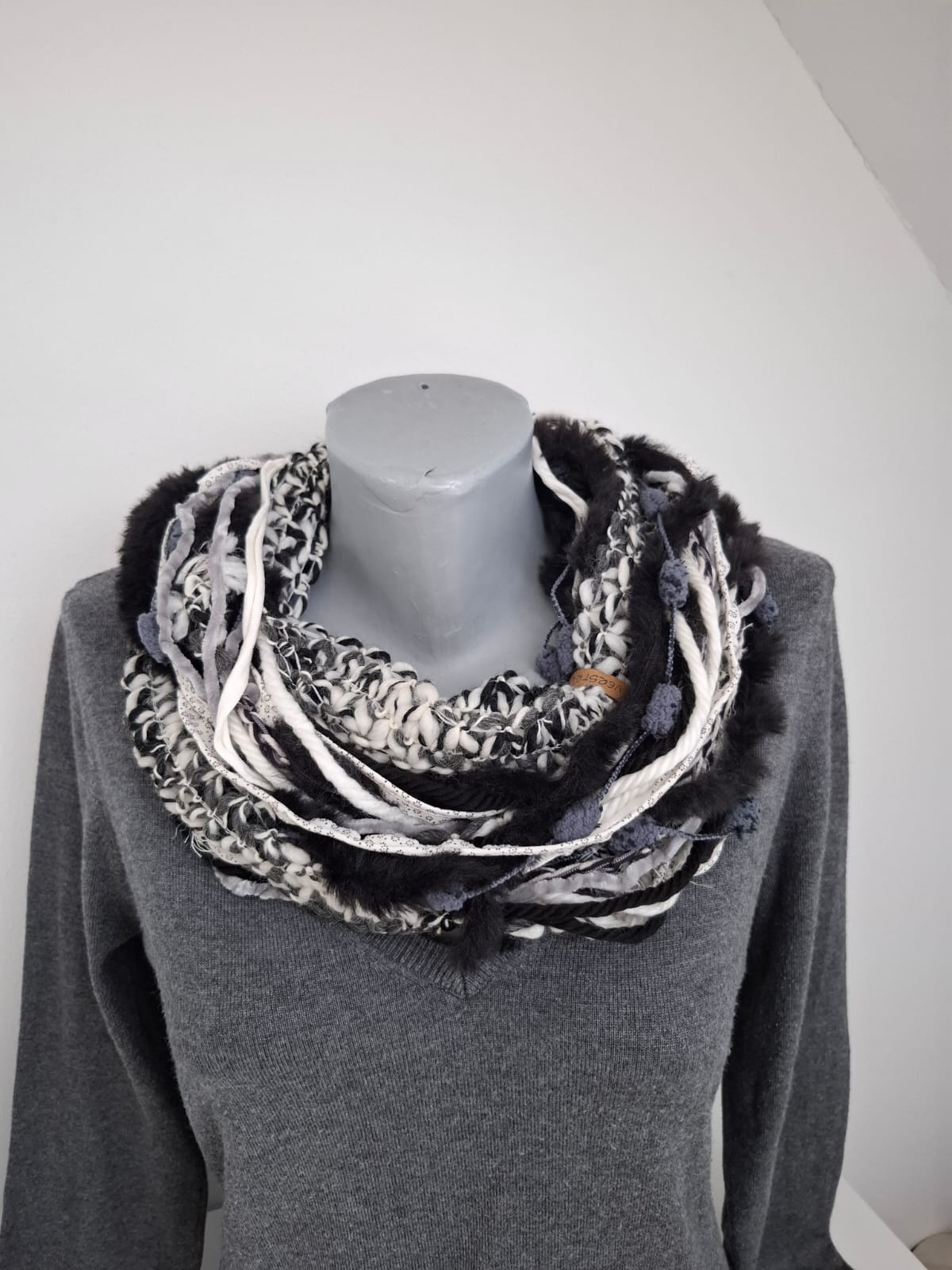 Loop-Schal Schwarz-weiß,  handgeknüpft Wintervariante