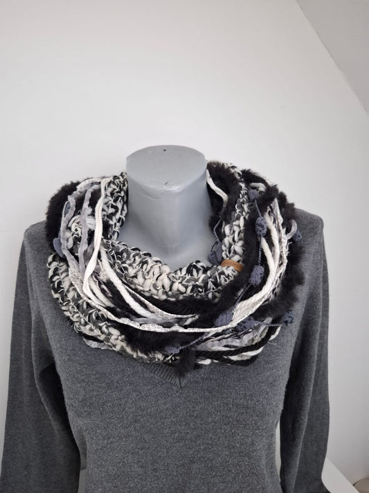 Loop-Schal Schwarz-weiß,  handgeknüpft Wintervariante