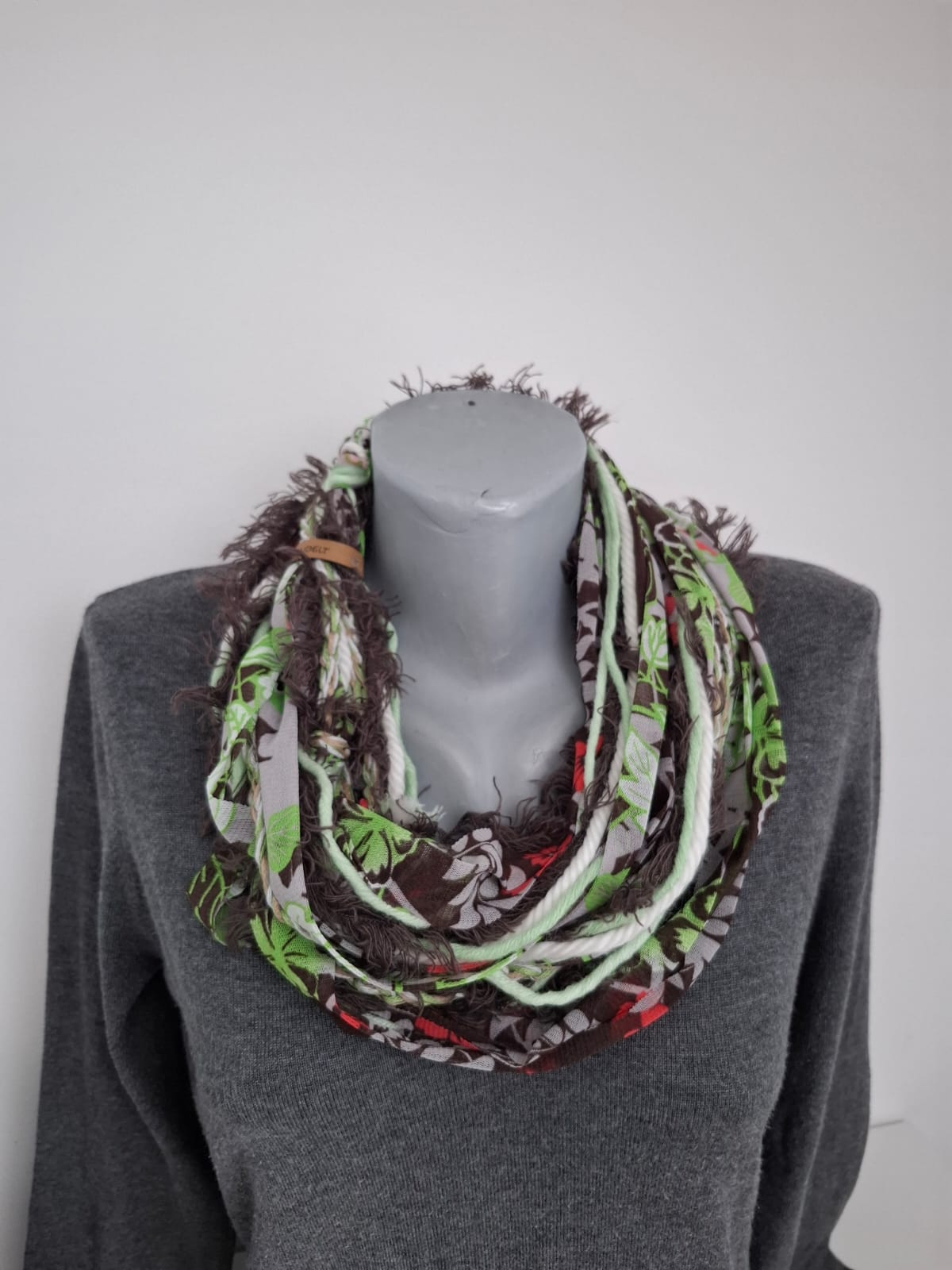 Loop-Schal Waldduft,  handgeknüpft Wintervariante
