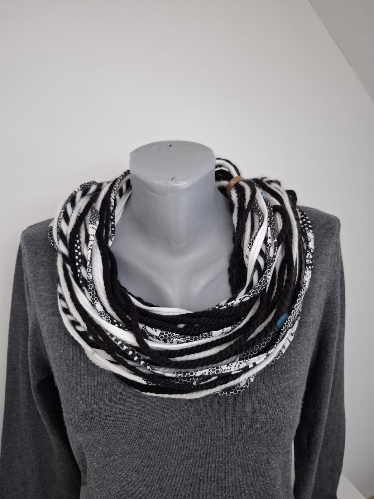 Loop-Schal Muster schwarz,  handgeknüpft Wintervariante